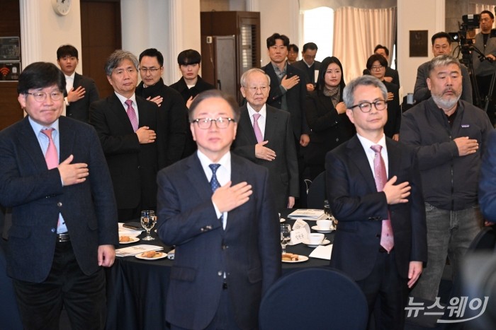 (12시 방향 중앙)손경식 한국경영자총협회 회장을 비롯한 참석자들이 9일 오전 서울 중구 한국프레스센터에서 열린 제2회 안전문화혁신대상 시상식에서 국민의례를 하고 있다. 사진=강민석 기자 kms@newsway.co.kr