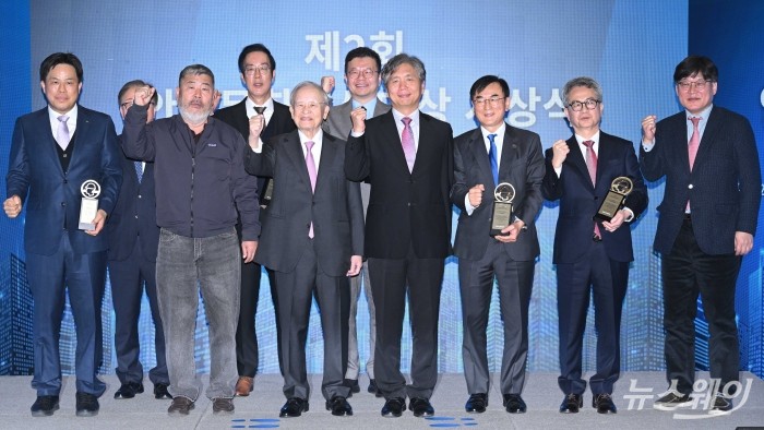 (앞 줄 왼쪽 세 번째)손경식 한국경영자총협회 회장을 비롯한 참석자 및 수상자들이 9일 오전 서울 중구 한국프레스센터에서 열린 제2회 안전문화혁신대상 시상식에서 기념촬영을 하고 있다. 사진=강민석 기자 kms@newsway.co.kr