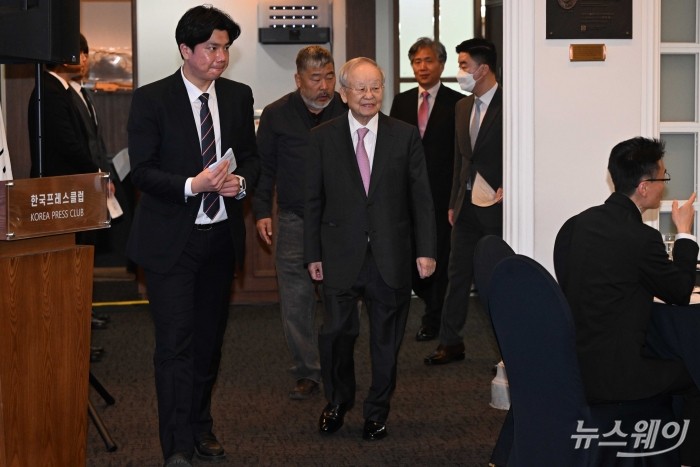 손경식 한국경영자총협회 회장을 비롯한 참석자들이 9일 오전 서울 중구 한국프레스센터에서 열린 제2회 안전문화혁신대상 시상식에 참석하기 위해 들어서고 있다. 사진=강민석 기자 kms@newsway.co.kr