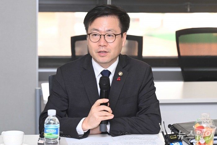 여한구 산업통상부 통상교섭본부장이 9일 오후 서울 종로구 한국화학산업협회에서 열린 석유화학 업계 간담회에서 모두발언을 하고 있다. 사진=강민석 기자 kms@newsway.co.kr