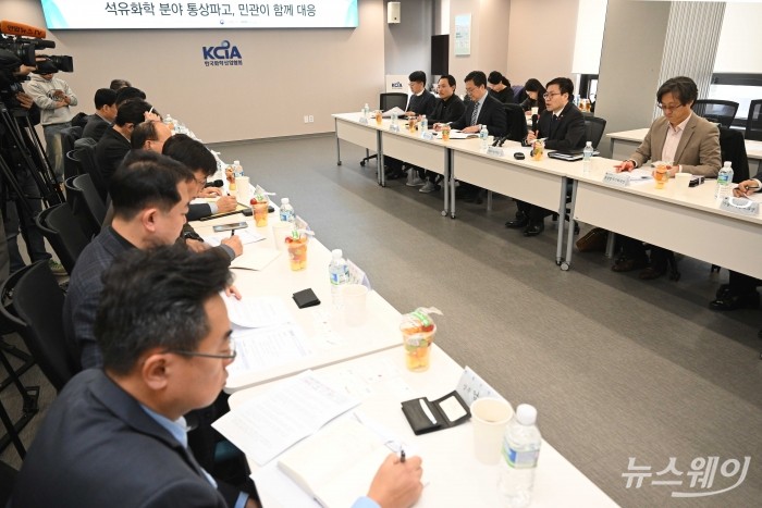 (오른쪽 두 번째)여한구 산업통상부 통상교섭본부장이 9일 오후 서울 종로구 한국화학산업협회에서 열린 석유화학 업계 간담회에서 모두발언을 하고 있다. 사진=강민석 기자 kms@newsway.co.kr