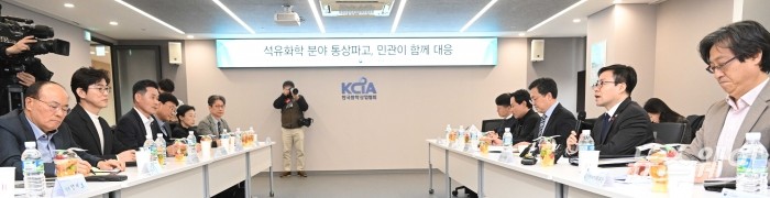 (오른쪽 두 번째)여한구 산업통상부 통상교섭본부장이 9일 오후 서울 종로구 한국화학산업협회에서 열린 석유화학 업계 간담회에서 모두발언을 하고 있다. 사진=강민석 기자 kms@newsway.co.kr