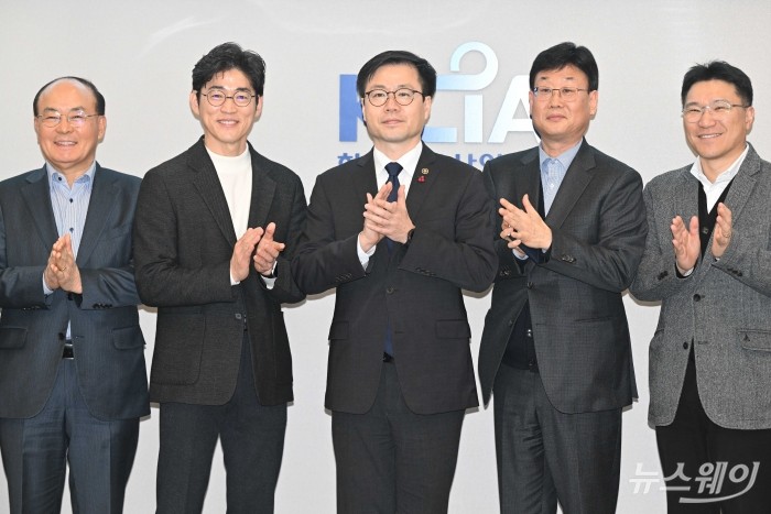 (오른쪽 세 번째)여한구 산업통상부 통상교섭본부장을 비롯한 참석자들이 9일 오후 서울 종로구 한국화학산업협회에서 열린 석유화학 업계 간담회에서 기념촬영을 하고 있다. (왼쪽 첫 번째부터 세 번째까지)이정복 금호피앤비화학 대표이사, 엄찬왕 한국화학산업협회 부회장, 여 통상교섭본부장. 사진=강민석 기자 kms@newsway.co.kr