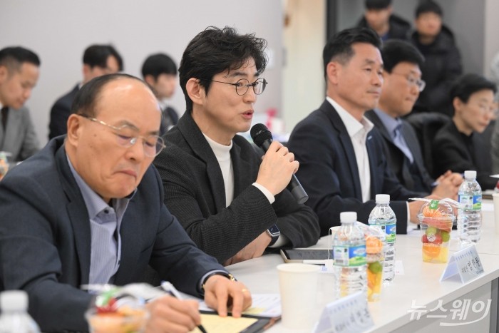 엄찬왕 한국화학산업협회 부회장이 9일 오후 서울 종로구 한국화학산업협회에서 열린 석유화학 업계 간담회에서 발언을 하고 있다. 사진=강민석 기자 kms@newsway.co.kr
