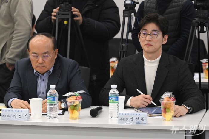 (오른쪽)엄찬왕 한국화학산업협회 부회장과 이정복 금호피앤비화학 대표이사가 9일 오후 서울 종로구 한국화학산업협회에서 열린 석유화학 업계 간담회에서 여한구 산업통상부 통상교섭본부장의 모두발언을 경청하고 있다. 사진=강민석 기자 kms@newsway.co.kr