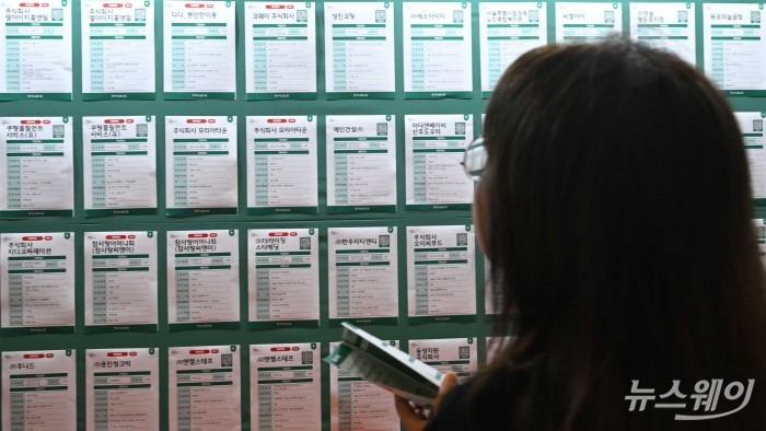 하나금융그룹 주최로 '2025 하나 JOB 매칭 페스타 in 서울'이 개막한 9일 오후 중구 DDP 아트홀에서 구직자가 채용 게시대를 찾아 공고문을 확인하고 있다. 사진=강민석 기자 kms@newsway.co.kr