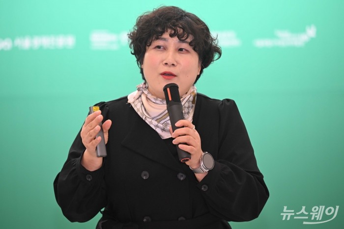 박인선 정리수납 대표가 9일 오후 중구 DDP 아트홀에서 하나금융그룹 주최로 개막한 '2025 하나 JOB 매칭 페스타 in 서울'에서 '정리수납 경력으로 제2의 커리어 창업 성공' 주제로 미니강연을 하고 있다. 사진=강민석 기자 kms@newsway.co.kr