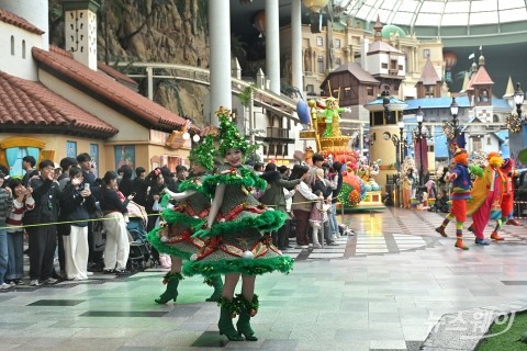 티니핑 친구들 총출동···롯데월드 겨울 축제 문 열었어요