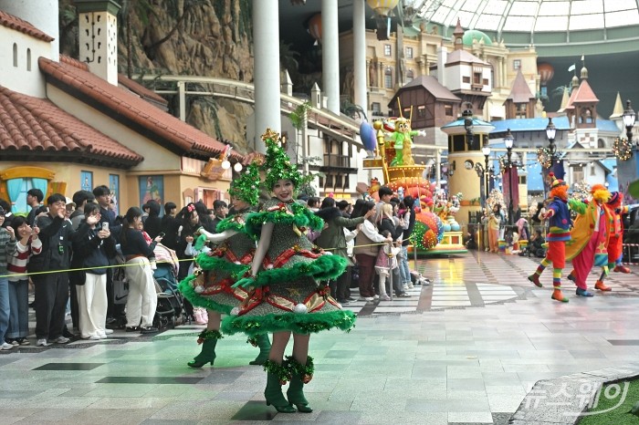 겨울 시즌 메인 공연 '해피 크리스마스 퍼레이드'가 9일 오후 서울 송파구 롯데월드 어드벤처에서 펼쳐지고 있다. 사진=이수길 기자 Leo2004@newsway.co.kr