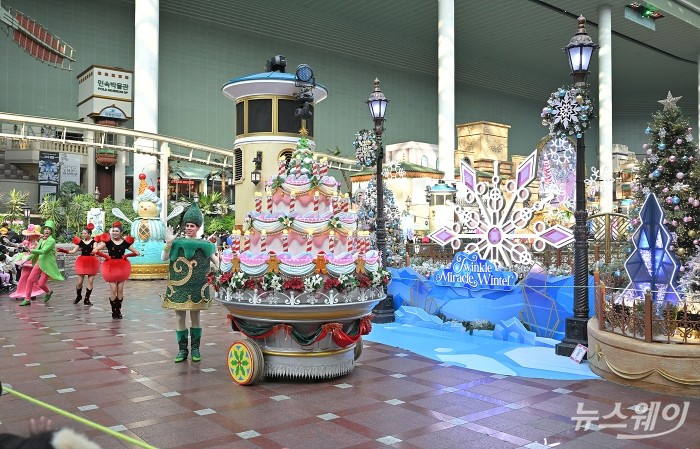 겨울 시즌 메인 공연 '해피 크리스마스 퍼레이드'가 9일 오후 서울 송파구 롯데월드 어드벤처에서 펼쳐지고 있다. 사진=이수길 기자 Leo2004@newsway.co.kr