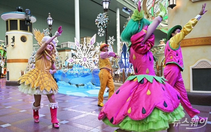 겨울 시즌 메인 공연 '해피 크리스마스 퍼레이드'가 9일 오후 서울 송파구 롯데월드 어드벤처에서 펼쳐지고 있다. 사진=이수길 기자 Leo2004@newsway.co.kr