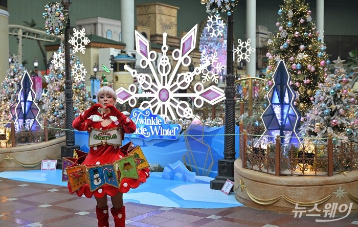 겨울 시즌 메인 공연 '해피 크리스마스 퍼레이드'가 9일 오후 서울 송파구 롯데월드 어드벤처에서 펼쳐지고 있다. 사진=이수길 기자 Leo2004@newsway.co.kr