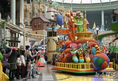 티니핑과 즐기는 롯데월드 어드벤처 겨울 퍼레이드