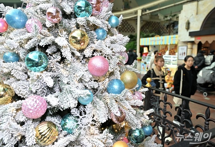 겨울 시즌 메인 공연 '해피 크리스마스 퍼레이드'가 9일 오후 서울 송파구 롯데월드 어드벤처에서 펼쳐지고 있다. 사진=이수길 기자 Leo2004@newsway.co.kr