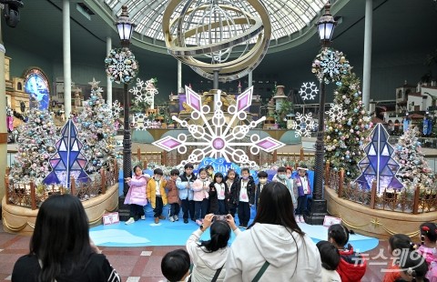 올겨울엔 롯데월드 '해피 크리스마스 퍼레이드' 즐겨요