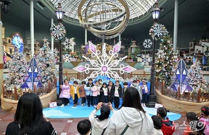 겨울 시즌 메인 공연 '해피 크리스마스 퍼레이드'가 9일 오후 서울 송파구 롯데월드 어드벤처에서 펼쳐지고 있는 가운데 어린이들이 기념촬영을 하고 있다. 사진=이수길 기자 Leo2004@newsway.co.kr