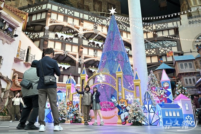 겨울 시즌 메인 공연 '해피 크리스마스 퍼레이드'가 9일 오후 서울 송파구 롯데월드 어드벤처에서 펼쳐지고 있다. 사진=이수길 기자 Leo2004@newsway.co.kr