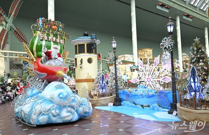 겨울 시즌 메인 공연 '해피 크리스마스 퍼레이드'가 9일 오후 서울 송파구 롯데월드 어드벤처에서 펼쳐지고 있다. 사진=이수길 기자 Leo2004@newsway.co.kr