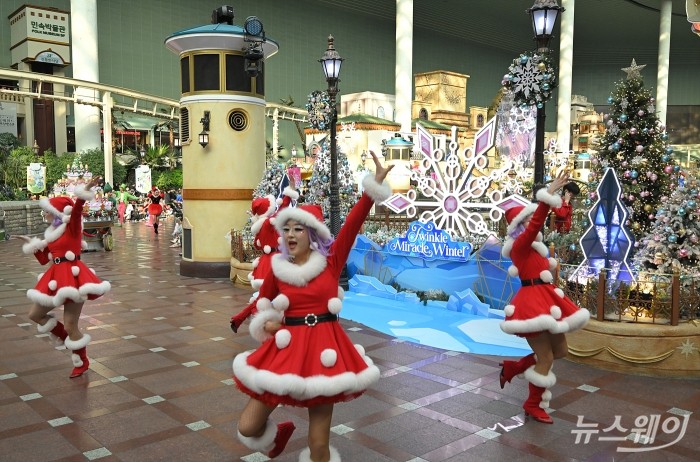 겨울 시즌 메인 공연 '해피 크리스마스 퍼레이드'가 9일 오후 서울 송파구 롯데월드 어드벤처에서 펼쳐지고 있다. 사진=이수길 기자 Leo2004@newsway.co.kr