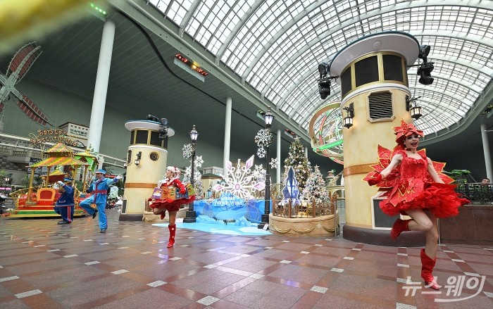 겨울 시즌 메인 공연 '해피 크리스마스 퍼레이드'가 9일 오후 서울 송파구 롯데월드 어드벤처에서 펼쳐지고 있다. 사진=이수길 기자 Leo2004@newsway.co.kr