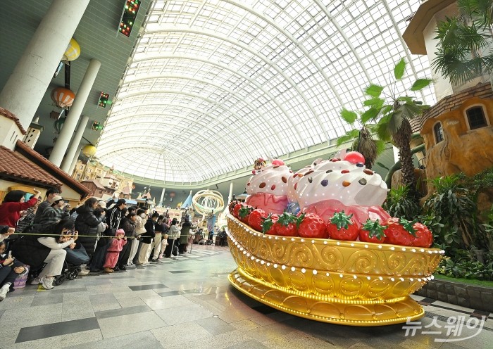 겨울 시즌 메인 공연 '해피 크리스마스 퍼레이드'가 9일 오후 서울 송파구 롯데월드 어드벤처에서 펼쳐지고 있다. 사진=이수길 기자 Leo2004@newsway.co.kr