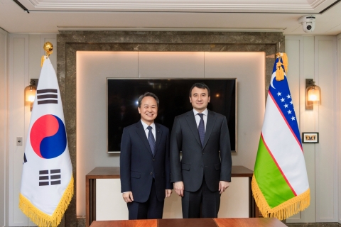 우즈벡 사절단 만난 진옥동 회장 &quot;성장 잠재력 주목···상생 협력 지속 추진&quot;