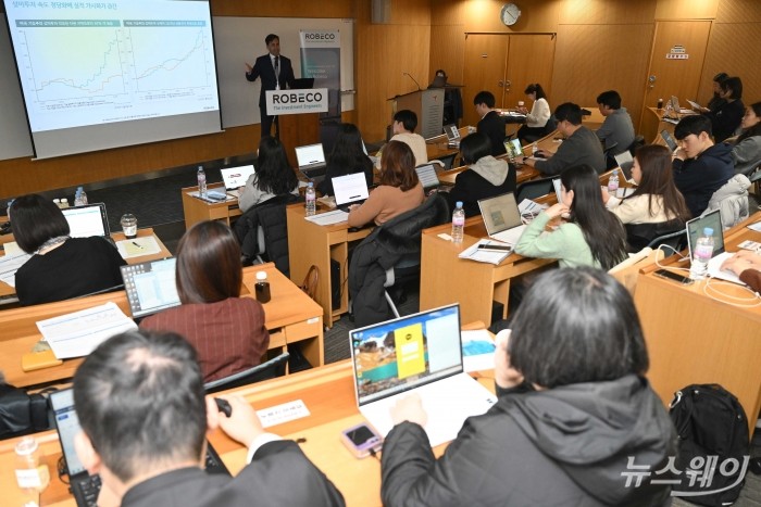 조슈아 크랩 로베코자산운용 아시아태평양 주식운용 대표가 10일 오전 서울 여의도 금융투자교육원에서 열린 내년 글로벌 증시 전망 간담회에서 '글로벌 멀티에셋 전망' 주제로 발표하고 있다. 사진=강민석 기자 kms@newsway.co.kr
