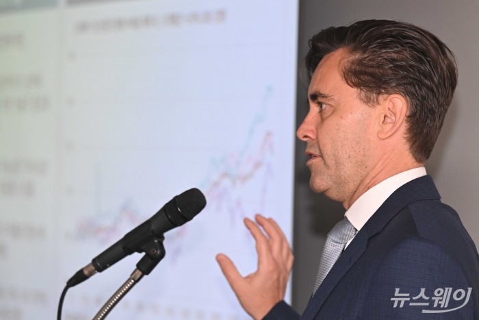 조슈아 크랩 로베코자산운용 아시아태평양 주식운용 대표가 10일 오전 서울 여의도 금융투자교육원에서 열린 내년 글로벌 증시 전망 간담회에서 '글로벌 멀티에셋 전망' 주제로 발표하고 있다. 사진=강민석 기자 kms@newsway.co.kr