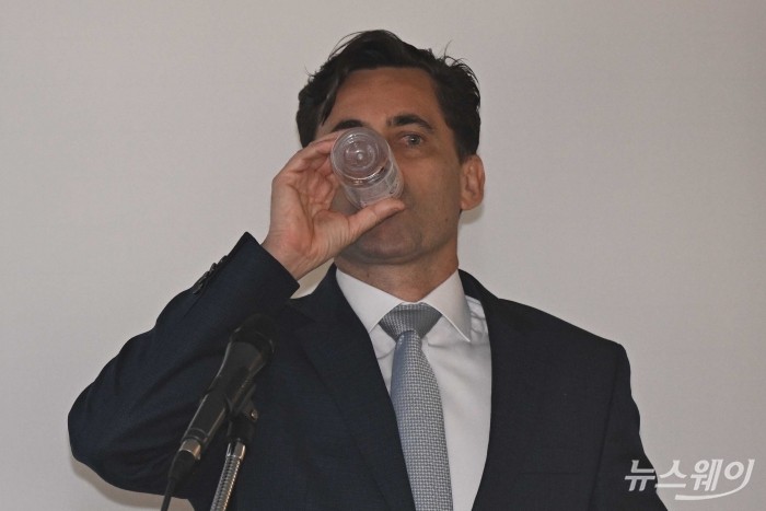 조슈아 크랩 로베코자산운용 아시아태평양 주식운용 대표가 10일 오전 서울 여의도 금융투자교육원에서 열린 내년 글로벌 증시 전망 간담회에서 '글로벌 멀티에셋 전망' 주제로 발표 중 물을 마시고 있다. 사진=강민석 기자 kms@newsway.co.kr