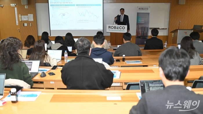 조슈아 크랩 로베코자산운용 아시아태평양 주식운용 대표가 10일 오전 서울 여의도 금융투자교육원에서 열린 내년 글로벌 증시 전망 간담회에서 '글로벌 멀티에셋 전망' 주제로 발표하고 있다. 사진=강민석 기자 kms@newsway.co.kr