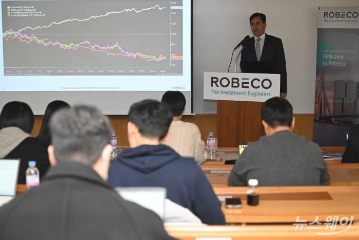 조슈아 크랩 로베코자산운용 아시아태평양 주식운용 대표가 10일 오전 서울 여의도 금융투자교육원에서 열린 내년 글로벌 증시 전망 간담회에서 '아시아-태평양 지역 멀티에셋 전망' 주제로 발표하고 있다. 사진=강민석 기자 kms@newsway.co.kr