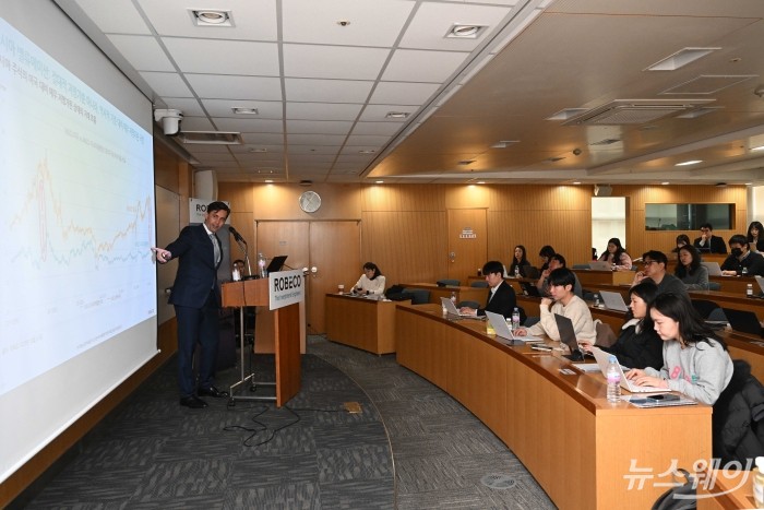 조슈아 크랩 로베코자산운용 아시아태평양 주식운용 대표가 10일 오전 서울 여의도 금융투자교육원에서 열린 내년 글로벌 증시 전망 간담회에서 '아시아-태평양 지역 멀티에셋 전망' 주제로 발표하고 있다. 사진=강민석 기자 kms@newsway.co.kr