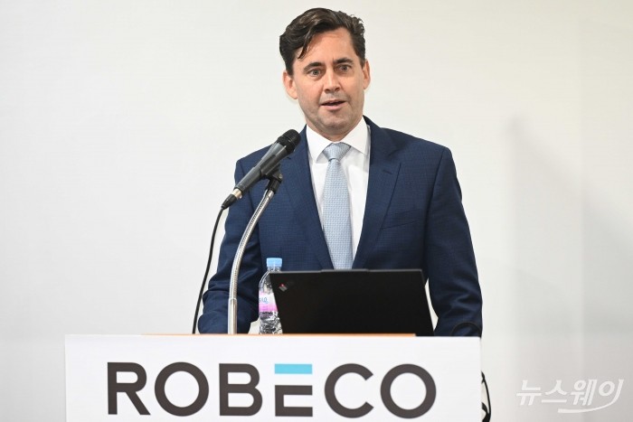 조슈아 크랩 로베코자산운용 아시아태평양 주식운용 대표가 10일 오전 서울 여의도 금융투자교육원에서 열린 내년 글로벌 증시 전망 간담회에서 취재진의 질문에 답변을 하고 있다. 사진=강민석 기자 kms@newsway.co.kr