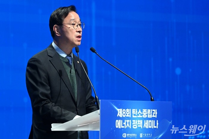 위성곤 국회 기후위기특별위원회 위원장이 10일 오후 서울 중구 대한상공회의소에서 열린 제8회 탄소중립과 에너지 정책 세미나에서 축사를 하고 있다. 사진=강민석 기자 kms@newsway.co.kr