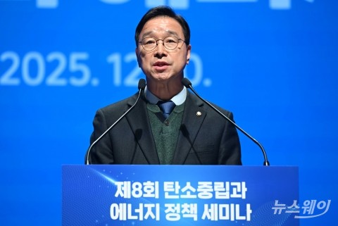 축사 밝히는 위성곤 국회 기후특위원장