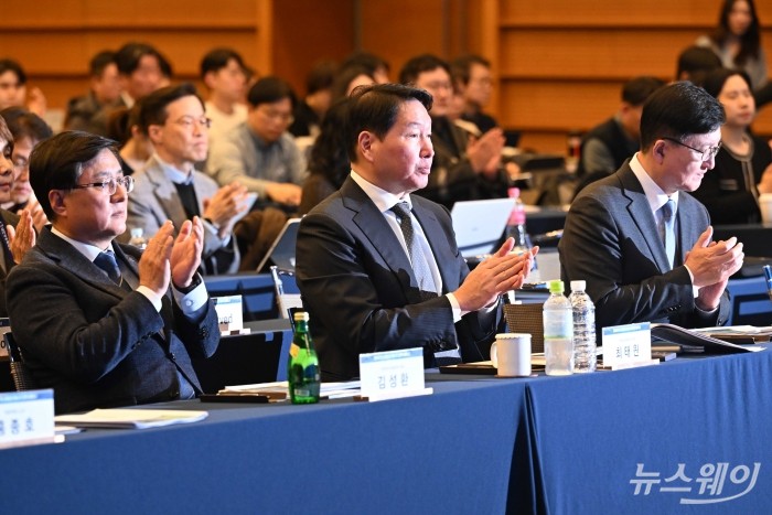 최태원 대한상공회의소 회장이 10일 오후 서울 중구 대한상공회의소에서 열린 제8회 탄소중립과 에너지 정책 세미나에서 박수를 치고 있다. (왼쪽부터)김성환 기후에너지환경부 장관, 최 대한상의 회장, 유홍림 서울대학교 총장. 사진=강민석 기자 kms@newsway.co.kr