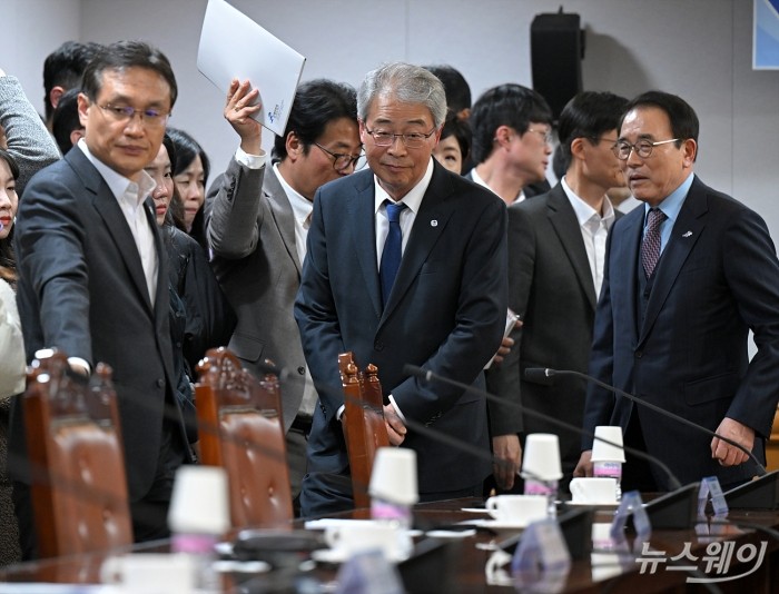 임종룡 우리금융지주 회장이 10일 오후 서울 중구 은행회관에서 열린 금융감독원장-금융지주회장 간담회에서 기념촬영을 마치고 자리로 이동하고 있다. 사진=이수길 기자 Leo2004@newsway.co.kr