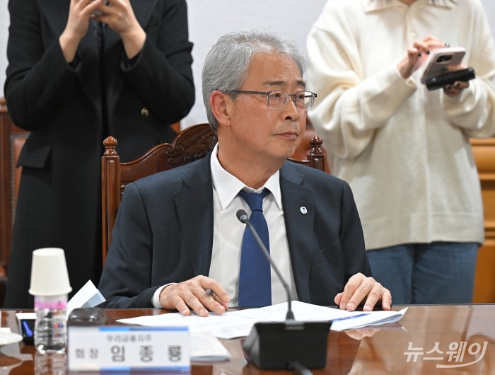 임종룡 우리금융지주 회장이 10일 오후 서울 중구 은행회관에서 열린 금융감독원장-금융지주회장 간담회에서 이찬진 금융감독원장과 조용병 은행연합회장의 모두발언을 경청하고 있다. 사진=이수길 기자 Leo2004@newsway.co.kr