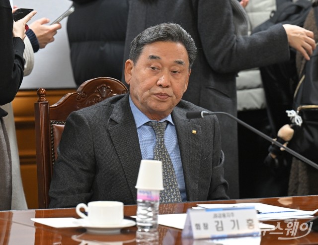 이찬진 금감원장의 발언 경청하는 김기홍 JB금융그룹 회장