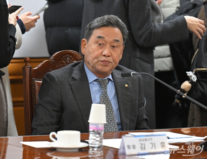 김기홍 JB금융그룹 회장이 10일 오후 서울 중구 은행회관에서 열린 금융감독원장-금융지주회장 간담회에서 이찬진 금융감독원장과 조용병 은행연합회장의 모두발언을 경청하고 있다. 사진=이수길 기자 Leo2004@newsway.co.kr