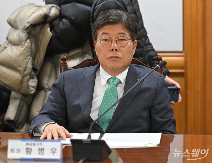 황병우 iM금융지주 회장이 10일 오후 서울 중구 은행회관에서 열린 금융감독원장-금융지주회장 간담회에서 이찬진 금융감독원장과 조용병 은행연합회장의 모두발언을 경청하고 있다. 사진=이수길 기자 Leo2004@newsway.co.kr