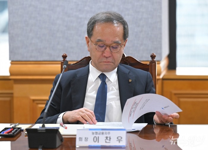 이찬우 농협금융지주 회장이 10일 오후 서울 중구 은행회관에서 열린 금융감독원장-금융지주회장 간담회에서 이찬진 금융감독원장과 조용병 은행연합회장의 모두발언을 들으며 자료를 확인하고 있다. 사진=이수길 기자 Leo2004@newsway.co.kr