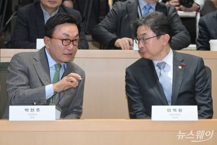 (오른쪽)이억원 금융위원회 위원장과 박현주 미래에셋 회장이 11일 오후 서울 여의도 산업은행 본점에서 열린 국민성장펀드 출범식에서 대화하고 있다. 사진=강민석 기자 kms@newsway.co.kr