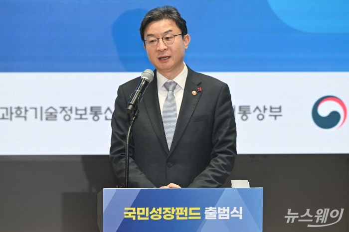 이억원 금융위원회 위원장이 11일 오후 서울 여의도 산업은행 본점에서 열린 국민성장펀드 출범식에서 축사를 하고 있다. 사진=강민석 기자 kms@newsway.co.kr