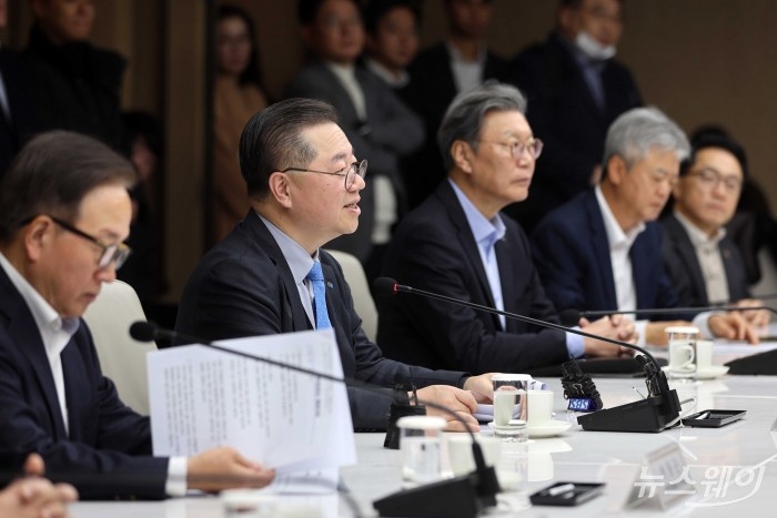 (왼쪽 두 번째)박일준 대한상공회의소 상근부회장이 11일 오전 서울 중구 대한상공회의소에서 진행된 더불어민주당 코스피5000특위·경제형벌민사책임합리화TF-경제8단체 간담회에서 인사말을 하고 있다. 사진=이수길 기자 Leo2004@newsway.co.kr