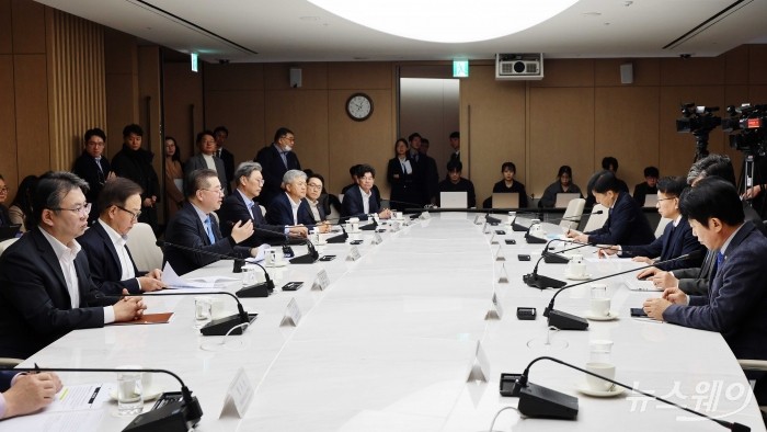 (왼쪽 세 번째)박일준 대한상공회의소 상근부회장이 11일 오전 서울 중구 대한상공회의소에서 진행된 더불어민주당 코스피5000특위·경제형벌민사책임합리화TF-경제8단체 간담회에서 인사말을 하고 있다. 사진=이수길 기자 Leo2004@newsway.co.kr