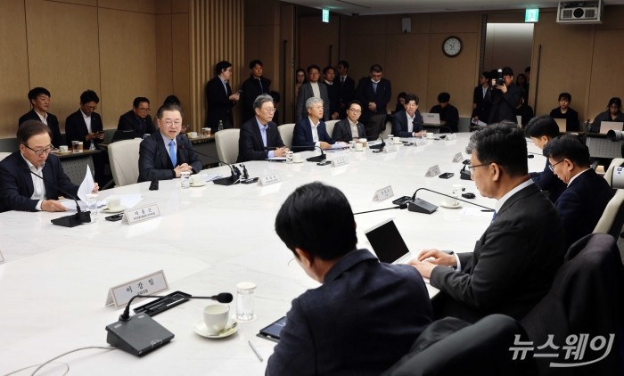 (왼쪽 두 번째)박일준 대한상공회의소 상근부회장이 11일 오전 서울 중구 대한상공회의소에서 진행된 더불어민주당 코스피5000특위·경제형벌민사책임합리화TF-경제8단체 간담회에서 인사말을 하고 있다. 사진=이수길 기자 Leo2004@newsway.co.kr