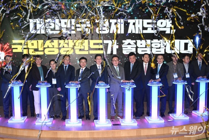 (왼쪽 일곱 번째)이억원 금융위원회 위원장을 비롯한 내빈들이 11일 오후 서울 여의도 산업은행 본점에서 열린 국민성장펀드 출범식에서 세리머니를 하고 있다. 사진=강민석 기자 kms@newsway.co.kr