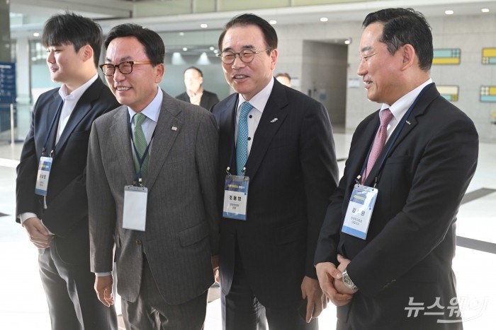 (왼쪽 두 번째)박상진 산업은행 회장이 11일 오후 서울 여의도 산업은행 본점에서 열린 국민성장펀드 출범식에 참석하기 앞서 내빈들과 대화를 하고 있다. (왼쪽부터)이상민 뉴빌리티 대표, 박 산업은행 회장, 조용병 은행연합회장, 김성환 한국투자증권 대표. 사진=강민석 기자 kms@newsway.co.kr