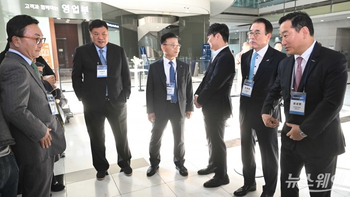 (왼쪽부터)박현주 미래에셋 회장, 서정진 셀트리온 회장, 박상진 산업은행 회장, 이상민 뉴빌리티 대표, 조용병 은행연합회장, 김성환 한국투자증권 대표가 11일 오후 서울 여의도 산업은행 본점에서 열린 국민성장펀드 출범식에 참석하기 앞서 대화를 나누고 있다. 사진=강민석 기자 kms@newsway.co.kr